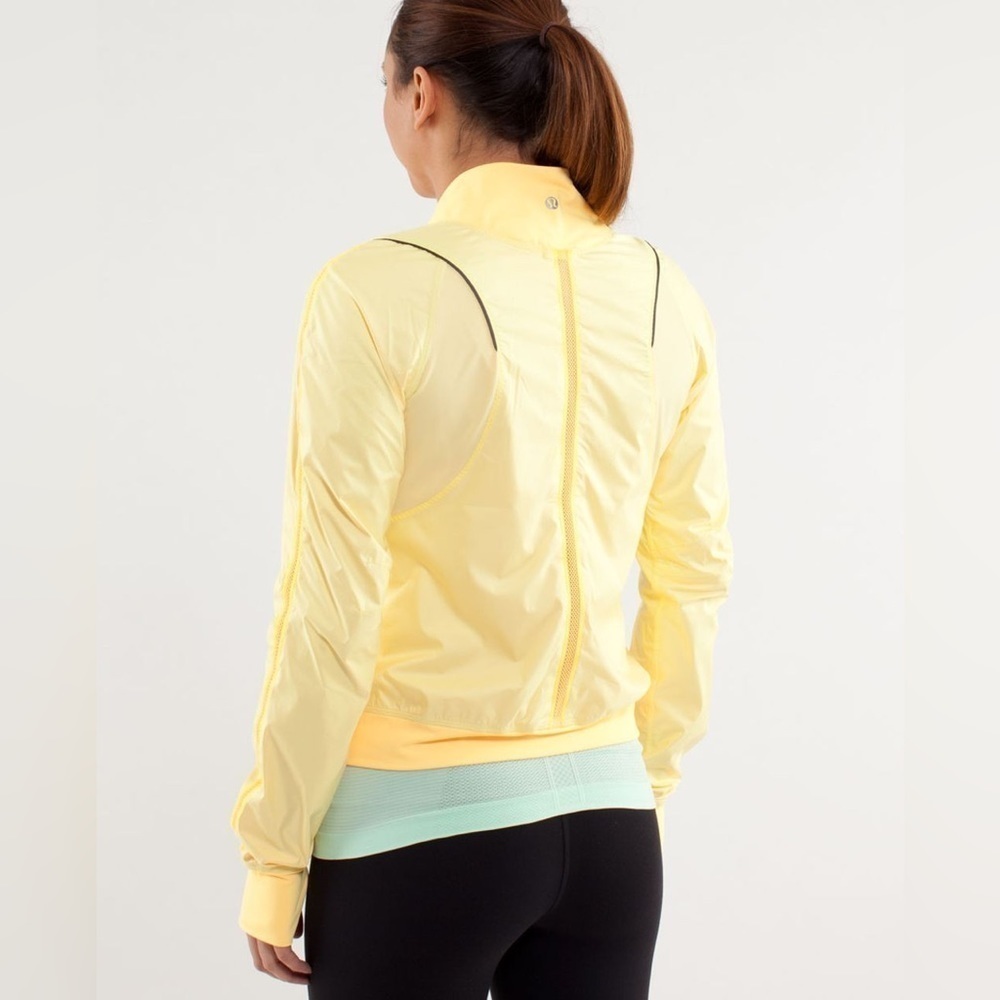 Lululemon Run: Two To Make It True Jacket
Mellow Lemon / Burning Yellow